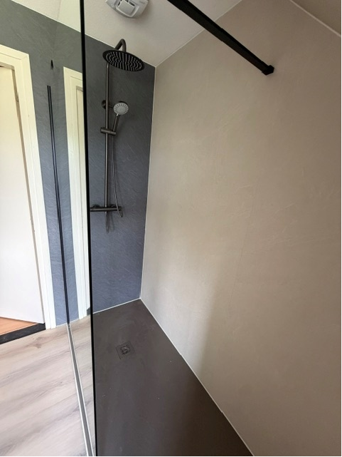 Inloopdouche met speciale douchebak op kleur