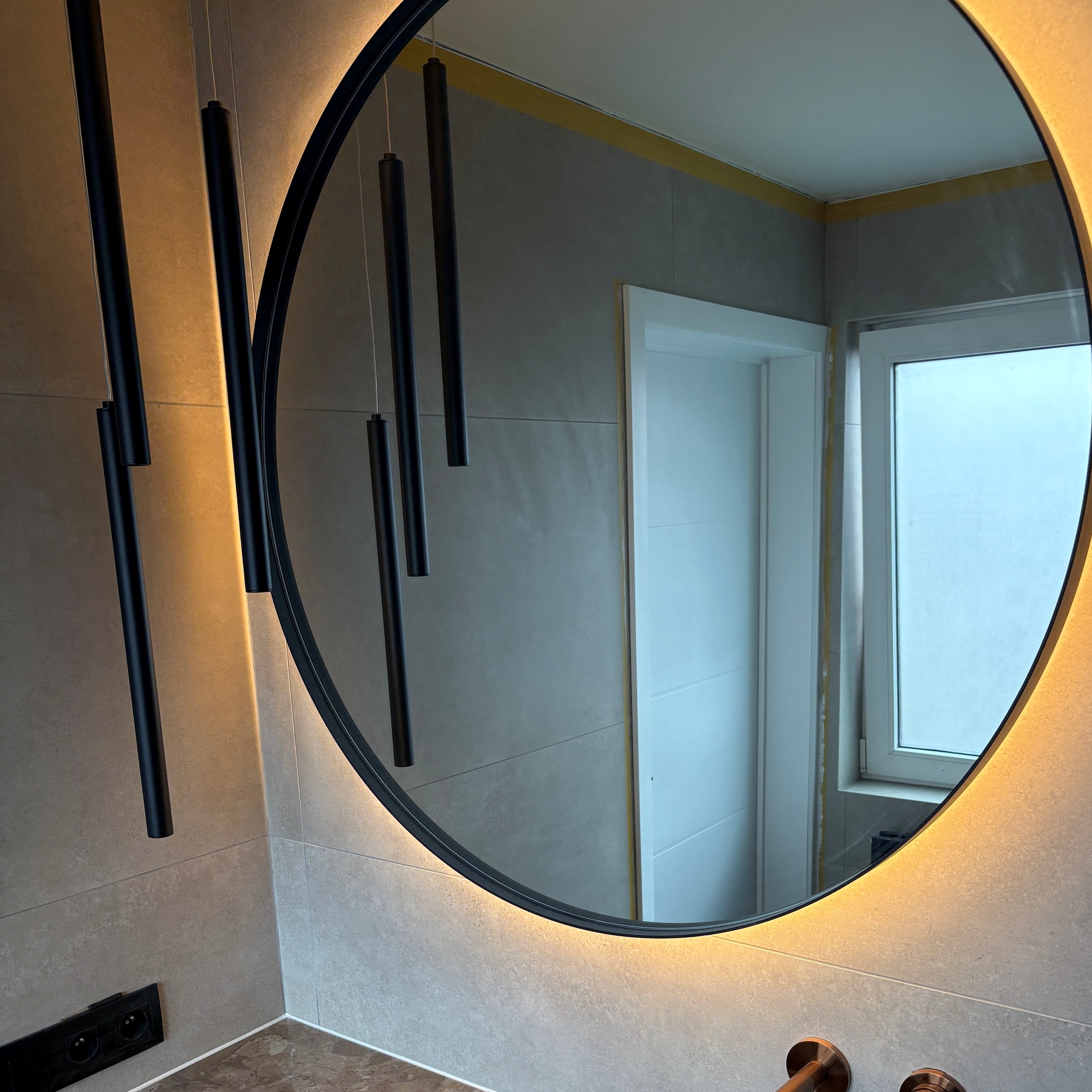 Ronde spiegel met warme verlichting