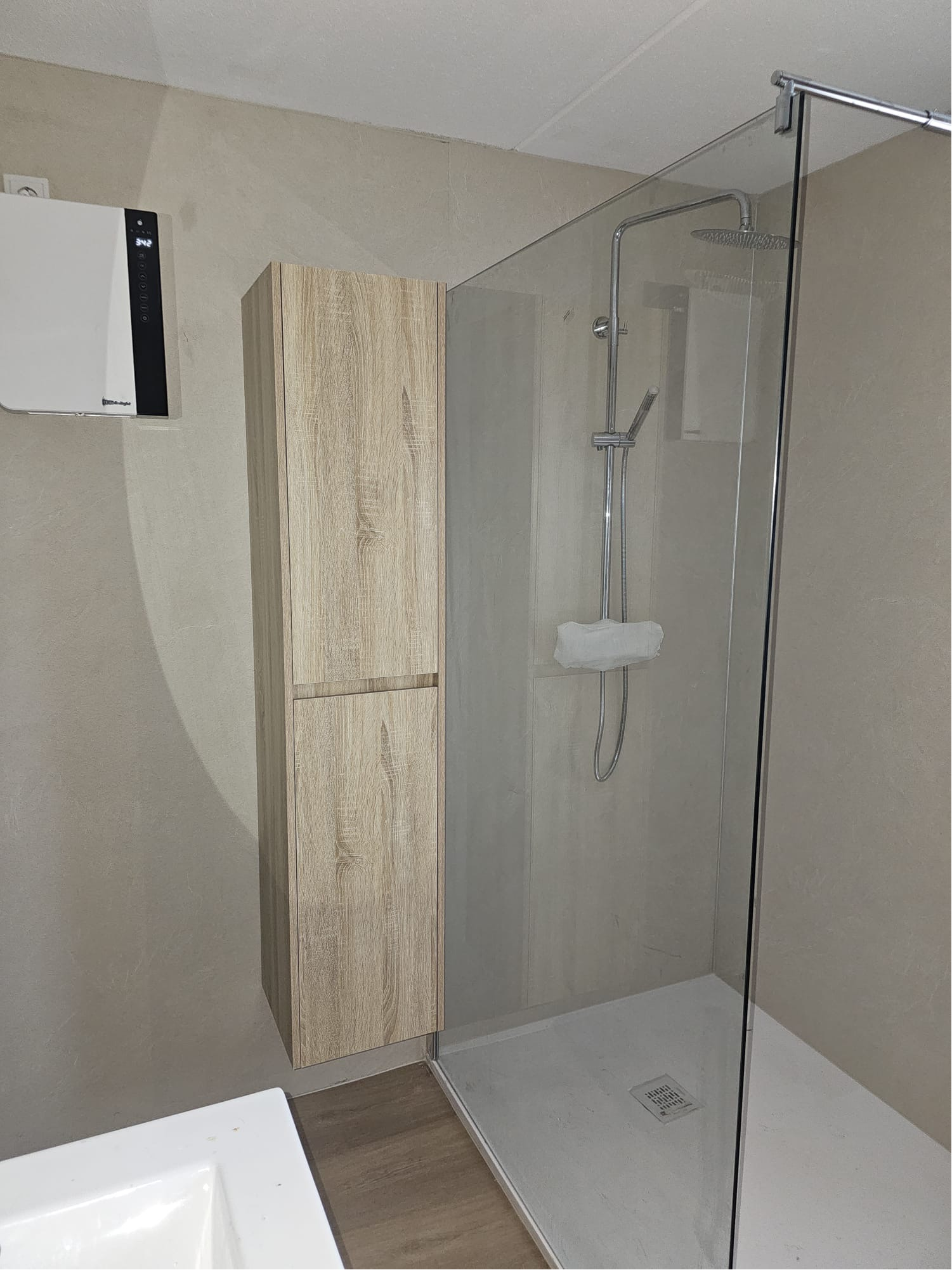Ruime inloopdouche met antislip composietstenen douchebak