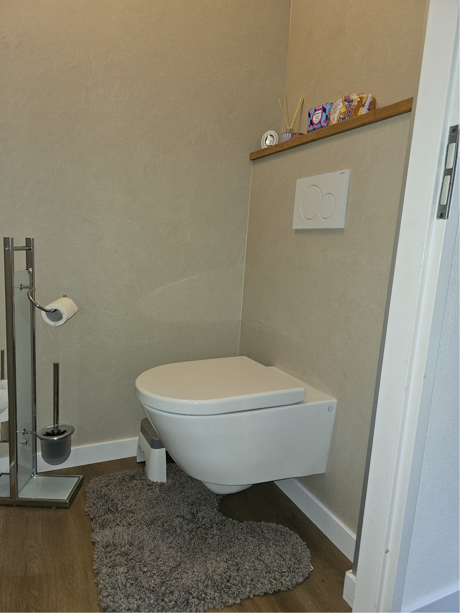 Vernieuwd toilet met watervaste wandpanelen