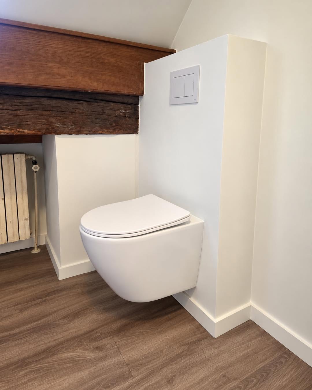 Modern hangtoilet naast de karakteristieke houten balken in het project aan de Markt in Maaseik