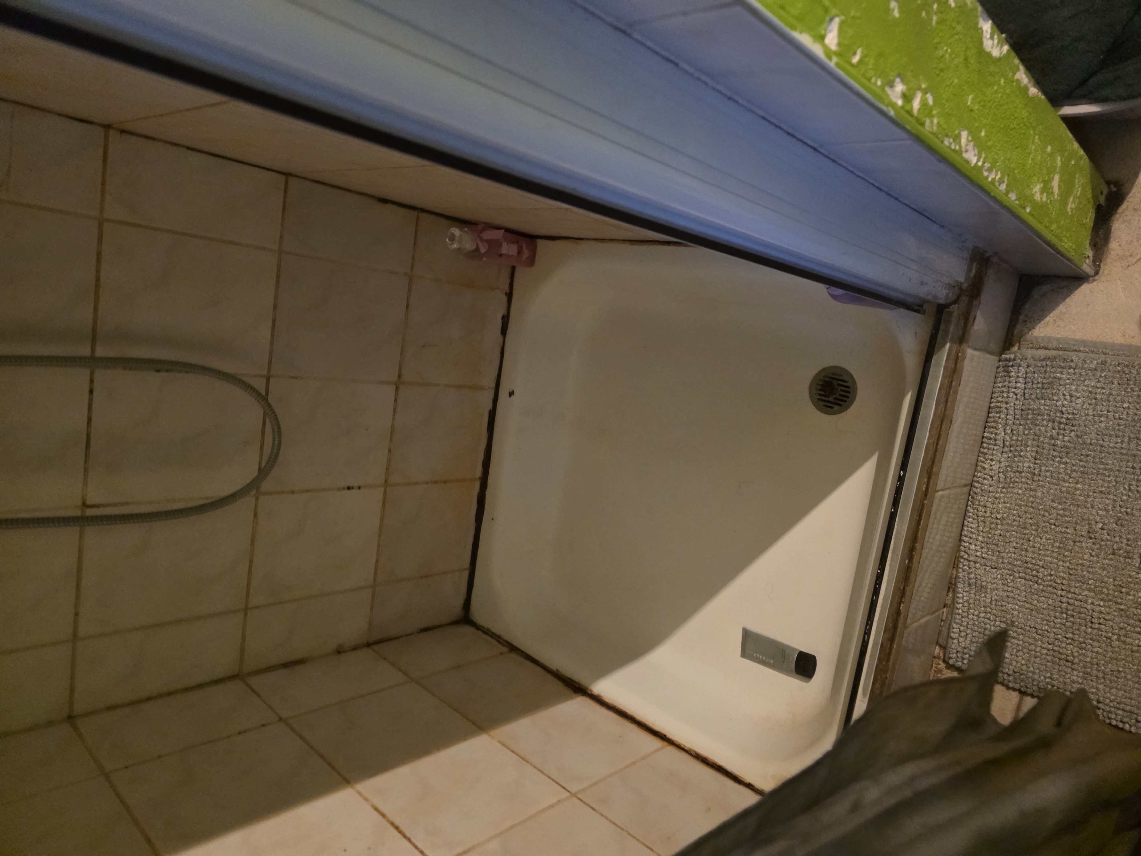 De oorspronkelijke kleine douche in Neeroeteren