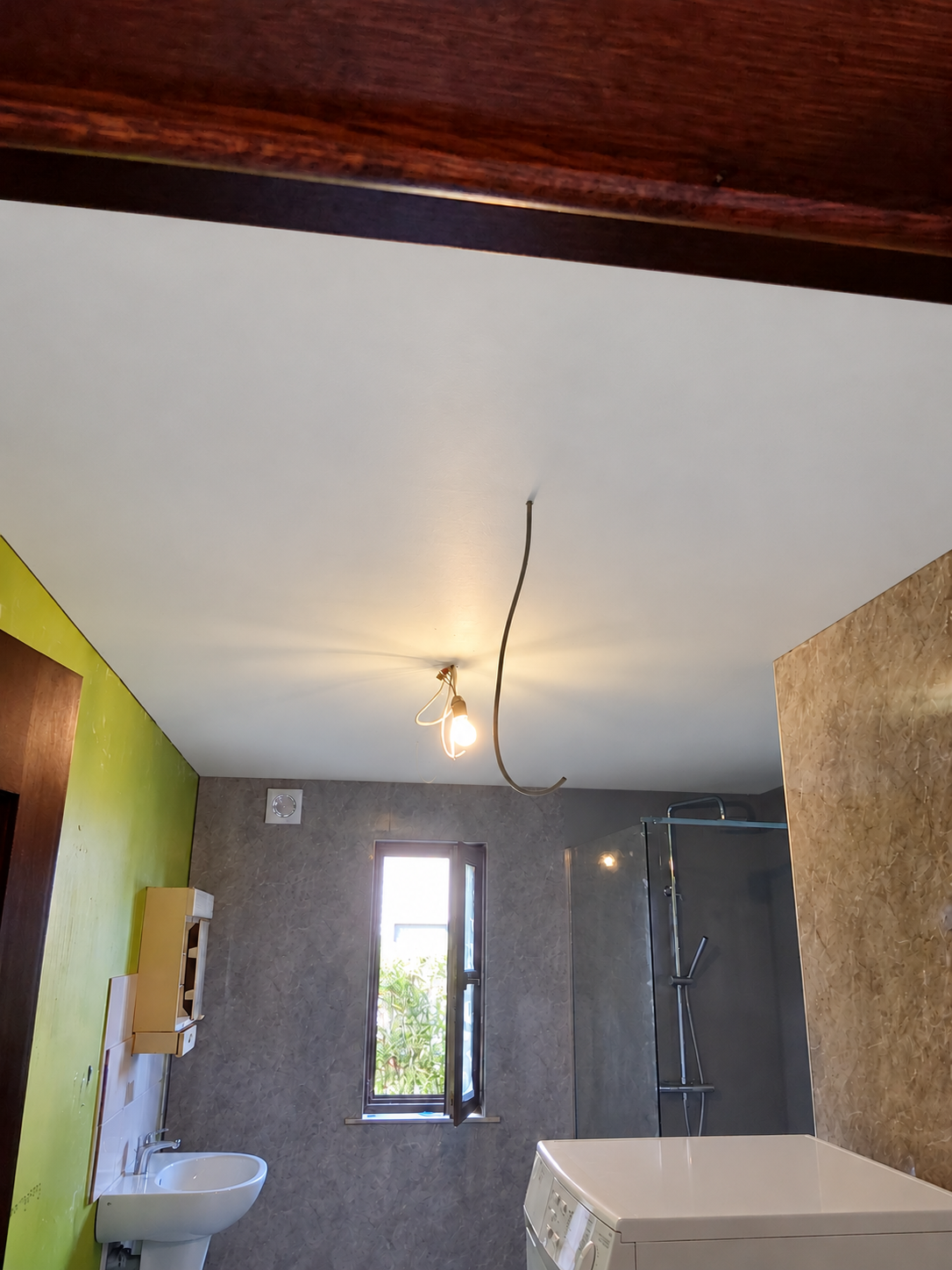 Het nieuwe plafond in de badkamer in Neeroeteren