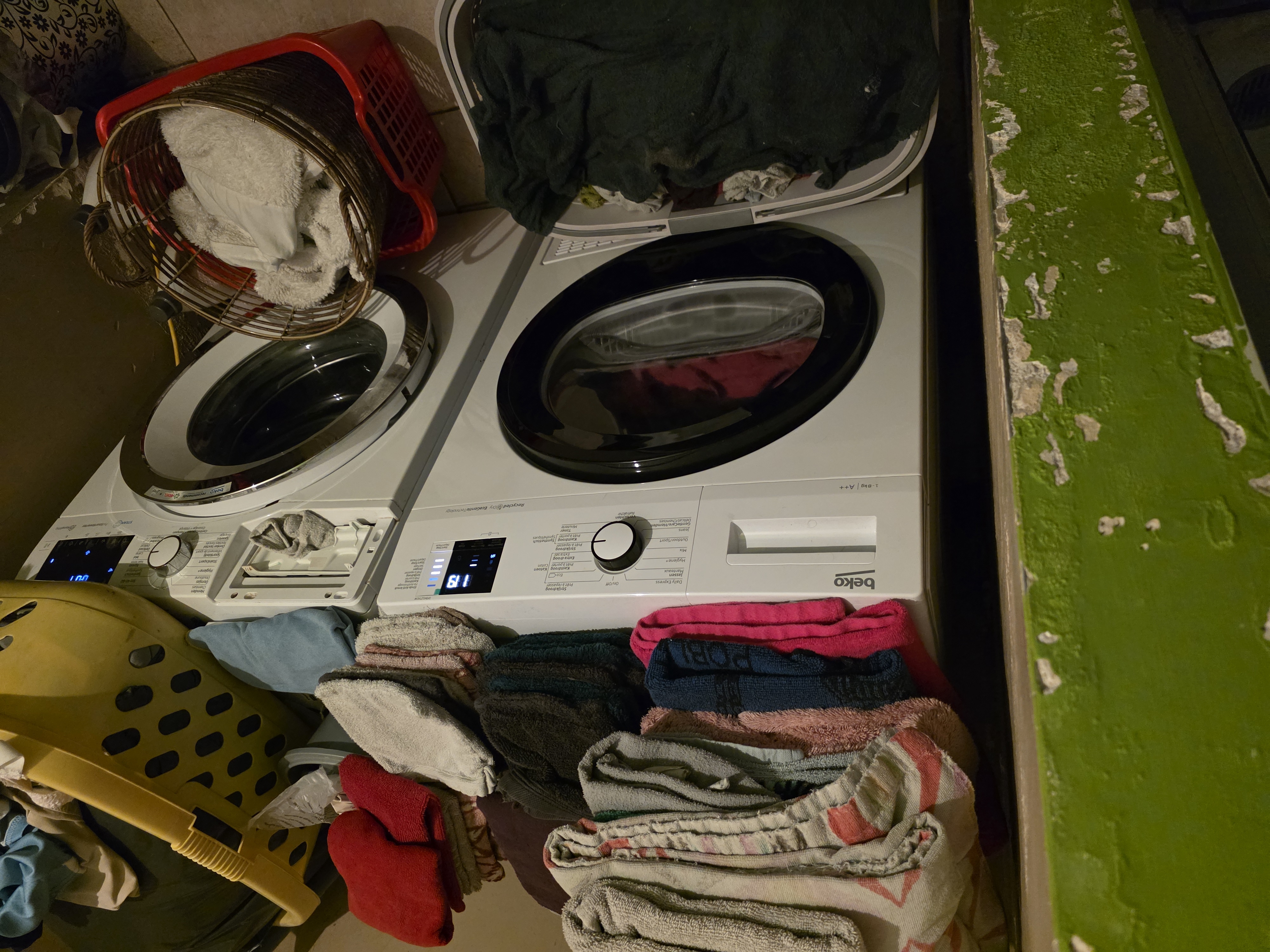 De oorspronkelijke opstelling van de wasmachines in Neeroeteren