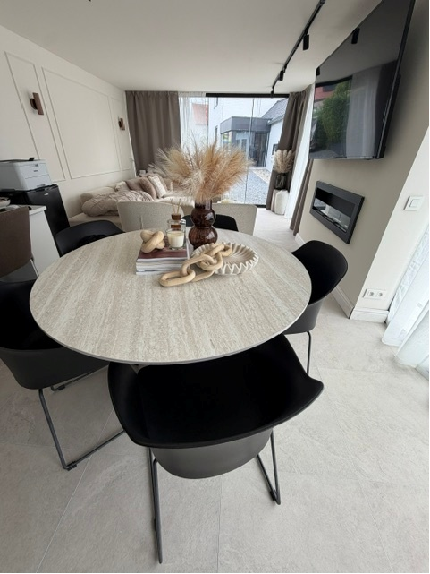 Ronde eettafel met zicht op de zithoek