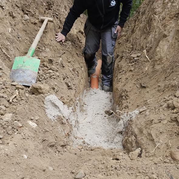Aanbrengen van de leiding en het aanvulmateriaal in de sleuf